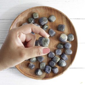 Vente en gros de pierres roulées d'iolite en vrac Cristaux de guérison naturels polis pour la méditation énergétique Reiki et la décoration intérieure - Product Image 6