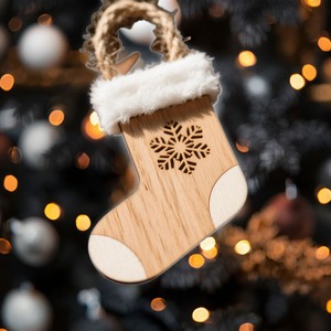 Élégant ornement de bas en bois écologique peint à la main décoration d'arbre de Noël flocon de neige gravé Design pour les vacances - Product Image 3