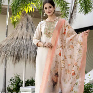 Ensemble Kurta et Dupatta pour femmes, imprimé floral pêche, vêtements ethniques indiens élégants - Product Image 1