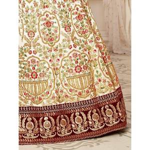 Encantadora Ropa de Novia de Seda Bordada en Color Blanco Hueso, Elegante Lehenga Choli con Decoración de Encaje, Pliegues y Cola de Capilla para Novias - Product Image 3