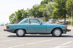 Mercedes-Benz 560SL de 1988, poco uso, sin reserva, motor V8, color azul verdoso metalizado, techo rígido de fábrica incluido, sin modificar. - Product Image 3