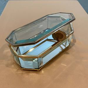 Joyero de cristal de forma rectangular de alta demanda con marco de Metal dorado perfecto para almacenar anillos, collares y accesorios finos - Product Image 3