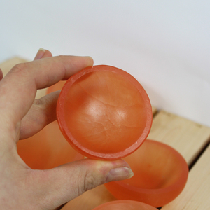 Bol sculpté en sélénite orange de haute qualité avec motif cœur et lune pour la décoration intérieure et le Feng Shui - Product Image 2