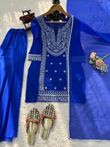 SIE Presenta el Último Diseño en Conjuntos de Salwar de Tres Piezas Hechos a Mano con Material Semi-Cosido, Ropa Étnica de Nivel Couture - Product Image 5