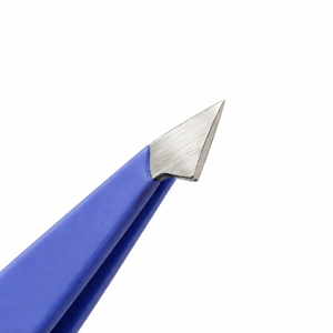 Pince à épiler professionnelle de qualité supérieure en acier inoxydable à pointe inclinée, écologique, durable, violette, pour une épilation précise - Product Image 3