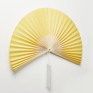 Vente en gros Éventail de mariage en bambou beige rayé fait à la main avec logo personnalisé Hot Deal Tenture murale - Product Image 3