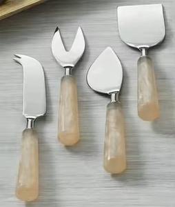 Juego de Cuchillo y Espátula para Queso con Mango Recubierto de Polvo de Color Negro - Product Image 3