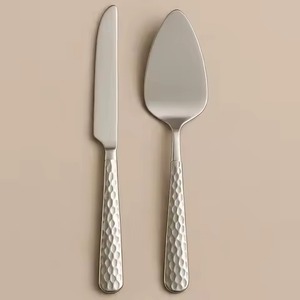 Ensemble couteau à gâteau et serveur en métal martelé avec poignées texturées outils de dessert modernes en acier inoxydable décor de table rustique de luxe - Product Image 1