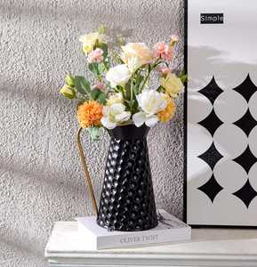 Jarrón de Metal de Diseño con Cuerpo y Asa Texturizados para Decoración Floral en Interiores de Hogar, Hotel, Bodas y Eventos - Product Image 4