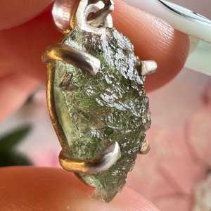 Colgante de moldavita de punta suave hecho a mano, 1,27 gramos en plata de ley, collar de moldavita cruda de alta calidad - Product Image 5