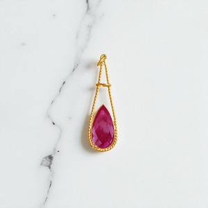 Pendentif à breloque lunette torsadée en pierre précieuse de rubis teint en poire-Pendentif à breloques bricolage en plaqué or en gros-Pierre de poire 10x16 MM - Product Image 1