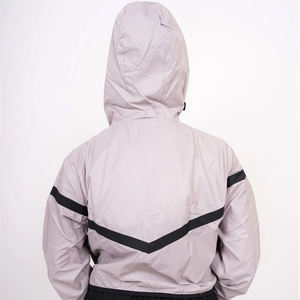 Veste coupe-vent légère pour femme en gris avec panneaux contrastés noirs et fermeture éclair, tissu en nylon à capuche, coupe courte - Product Image 4