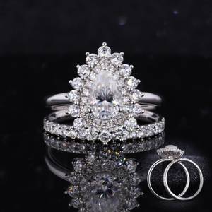 Bague de fiançailles exclusive en moissanite poire à double halo avec alliance demi-éternité Bijoux en or 18 carats Fournisseur en gros direct - Product Image 1