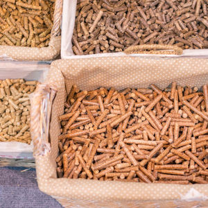 Granulés de bois de pin propres pour les solutions de chauffage biomasse industrielles, mettant en valeur des matériaux forestiers durables et contrôlés - Product Image 2