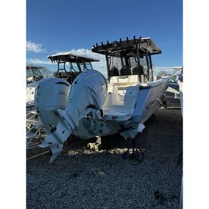 Bateau de travail et de divertissement Robalo R300 2025 neuf avec coque en fibre de verre, acier et aluminium pour le transport, la patrouille et les utilisations rapides - Product Image 3