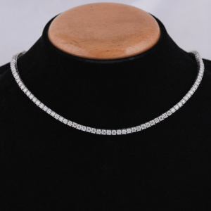 Collier élégant en or blanc 10 carats avec diamants ronds en moissanite, parfait pour les fiançailles et les anniversaires - Product Image 1