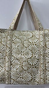 Sac fourre-tout en coton matelassé vintage avec broderie florale à fermeture ouverte et impression de blocs à la main pour faire du shopping ou passer la nuit à la plage - Product Image 4