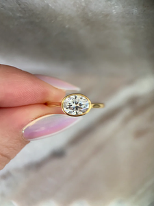 Bague de fiançailles en argent sterling poli avec diamant moissanite ovale Bangin' Bezel Edition 0,50 CT, finition polie, pour femme, mariage, IGI - Product Image 6