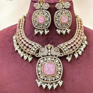 Conjunto de collar con aspecto de piedra moissanita de calidad superior, pendientes para mujer, joyería de diseñador chapada en oro para boda y fiesta - Product Image 1