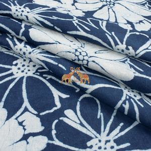 Tela de Algodón Orgánico Ligero con Estampado Artesanal en Azul Índigo para Vestidos, Acolchados, Bolsos y Fundas - Product Image 2