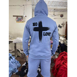 Conjunto de sudadera con capucha y pantalones cortos de 2 piezas con logotipo personalizado, ropa de calle unisex, ropa de descanso informal de verano para hombres y mujeres, OEM/ODM disponible - Product Image 3