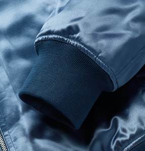 แจ็คเก็ตบอมเบอร์ผู้ชายทรงเข้ารูปผ้าซาตินสีน้ำเงินเงา มีกระเป๋าซิปที่แขน แฟชั่นทันสมัย ให้ความอบอุ่นสำหรับฤดูหนาว สไตล์สตรีทแวร์ แบบเย็บติดกัน - Product Image 3