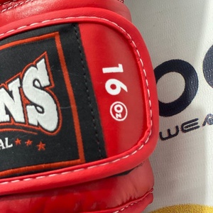Gants de boxe Muay Thai rouges personnalisés en gros pour la vente, avec logo personnalisé, pour le sparring, le punching, les arts martiaux et le MMA - Product Image 5