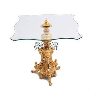 Table d'appoint carrée de luxe avec plateau en verre festonné et base en laiton doré sculpté à la main pour l'intérieur des palais et des maisons - Product Image 1