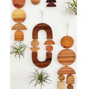 Cintre mural en bois élégant fait à la main, idéal pour les murs de bureau et la décoration d'entrée des maisons traditionnelles - Product Image 2