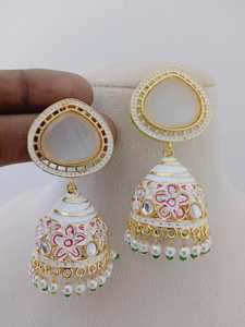 Bloom Meenakari Jhumkas ensemble de boucles d'oreilles fleurs peintes à la main Collection unique de boucles d'oreilles faites à la main par des artisans - Product Image 3