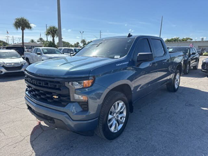 CLEAN 2024 C H e V R o L E T Plata ado 1500 Custom Crew Cab 4WD - Product Image 3