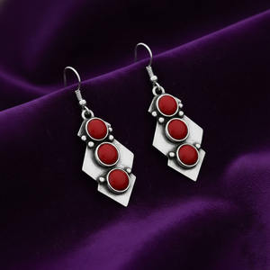 Pendientes Colgantes Hechos a Mano de Plata de Ley 925 con Baño de Oro y Coral Rojo en Forma de Rombo Geométrico, Estilo Étnico Indio, para Mujer, Ideales para Bodas y Tendencia - Product Image 3