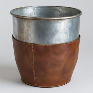 Maceta de cuero galvanizado vintage con base de latón, artesanía artesanal que ofrece elegancia rústica para interiores decorativos verdes - Product Image 1