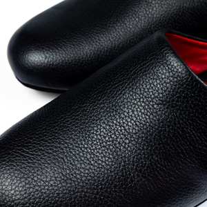 Tongs noires et brunes faites à la main en cuir véritable pour femmes Pantoufles Design plat moderne par MS Handicraft - Product Image 6