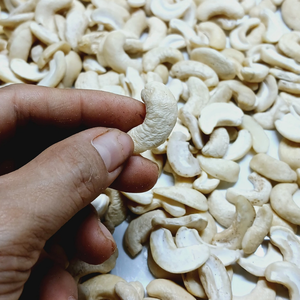 ผู้จัดจำหน่ายที่เชื่อถือได้สำหรับขายเม็ดมะม่วงหิมพานต์ คัชชู เม็ดมะม่วงหิมพานต์แตกแห้ง SANTIGO MOQ ต่ำ บรรจุภัณฑ์ตามสั่ง - Product Image 1