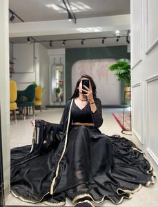 Hermosa Lehenga de seda tradicional con borde de encaje Estilo elegante de longitud larga para damas de honor de fiesta o funciones de boda - Product Image 6
