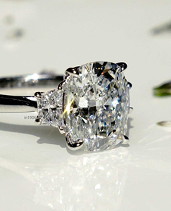 Anillo de compromiso de diamante de moissanita con corte de cojín alargado de tres piedras de 4,17 quilates, anillo clásico de moissanita de tres piedras en plata 925 - Product Image 2