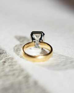 11x9mm Radiant Cut Moissanite Bezel Solitaire Bague de fiançailles en or | Bijoux de mariage modernes - Product Image 4