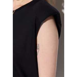 Camiseta Transpirable con Cuello en V y Acabado Texturizado - Product Image 4