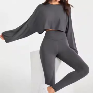 Conjunto de yoga con logotipo personalizado para mujer, camiseta transpirable, pantalones cortos de cintura alta con realce de glúteos y bolsillo, conjunto de ropa de entrenamiento para gimnasio y fitness - Product Image 1