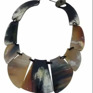 Collier élégant et écologique en corne de buffle avec chaînes dorées et perles, design moderne fait à la main - Product Image 1