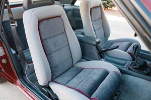 Ford Mustang GT de 1985 Usado, 12400 Millas, Transmisión Manual de 5 Velocidades, Motor V8 de 5.0 Litros, Techo Descapotable, Mayormente sin Modificaciones - Product Image 5