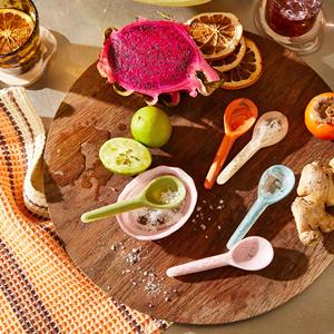 Cuchara de resina hecha a mano por artesanos expertos, con superficie lisa y pulida, para servir alimentos. - Product Image 4