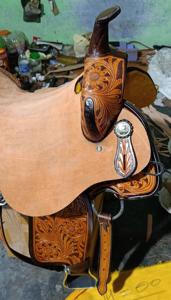 ROYAL INTERNATIONAL Selle de course western en cuir de qualité supérieure, sculptée à la main, avec assise rugueuse - Product Image 4