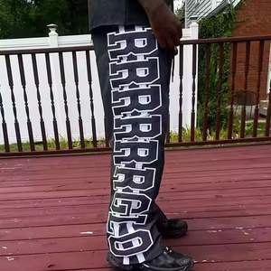 กางเกงกันลมผ้าไนล่อนสำหรับทุกเพศกางเกงปัก3D ดีไซน์ตามสั่งพร้อมซับในตาข่ายกันน้ำ - Product Image 5