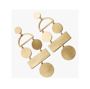 Boucles d'oreilles en métal pour femmes présentant une esthétique minimaliste mais audacieuse pour un mélange parfait d'élégance et de bord - Product Image 2