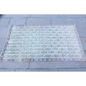 Alfombra Turca Vintage Pequeña de 2.8x4.7 pies, Alfombra con Diseño de Plantas y Árboles en Azul y Rosa - Product Image 4