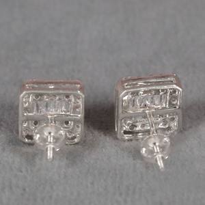 Boucles d'oreilles en or blanc 14 carats avec moissanite, coupe ronde et baguette, pour les occasions de fiançailles des femmes - Product Image 1