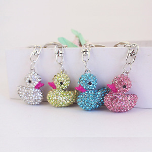 Llavero de <span class=keywords><strong>patito</strong></span> con diamantes de imitación, colgante de aleación para bolso con mosquetón giratorio para identificador de pañalera - Product Image 1