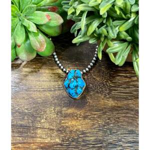 Colgante Vintage Navajo Hecho a Mano con Howlite y Plata de Ley con Incrustaciones en Bisel - Product Image 1